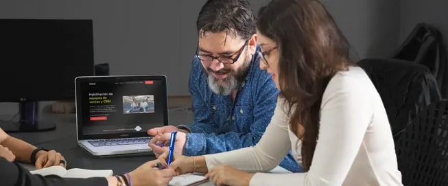 Reforzar la habilitación del equipo de ventas ofreciendo contenido y recursos prácticos